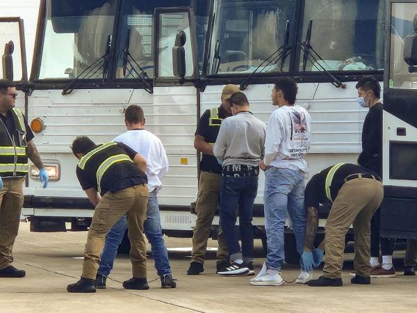 Fotografía de archivo de varios indocumentados mientras los revisan para ser deportados a su país en uno de los 12 vuelos que semanalmente salen del aeropuerto de Harlingen, ubicado en el estado de Texas.