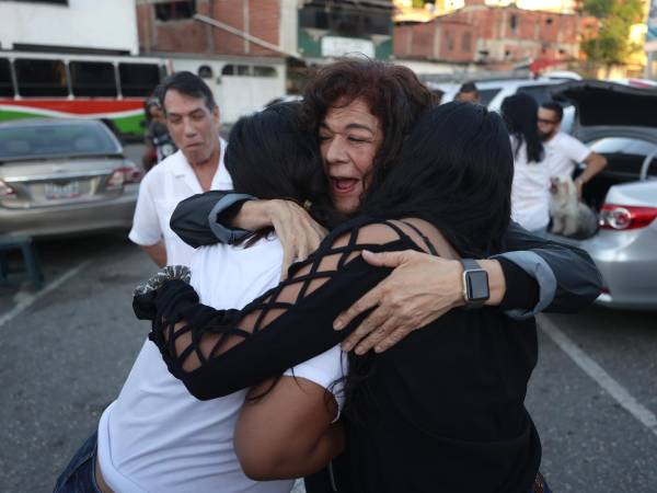 Familiares de los presos políticos se abrazan a las afueras del centro penitenciario Rodeo I este jueves, en Caracas (Venezuela).