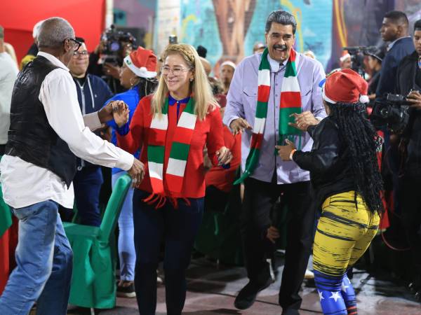 Fotografía cedida por el Palacio de Miraflores del presidente de Venezuela, Nicolás Maduro (2-d) y su esposa Cilia Flores (2-i), participando durante un acto de gobierno este martes, en Caracas (Venezuela)