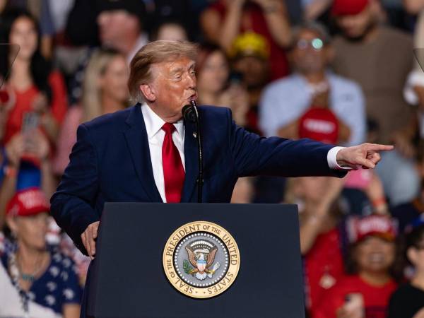 Fotografía de archivo donde se observa al presidente de EE.UU., Donald Trump, durante un discurso en un acto de campaña de apoyo de los candidatos republicanos en San Antonio, Texas (EE.UU.). EFE/ Carlos Ramírez
