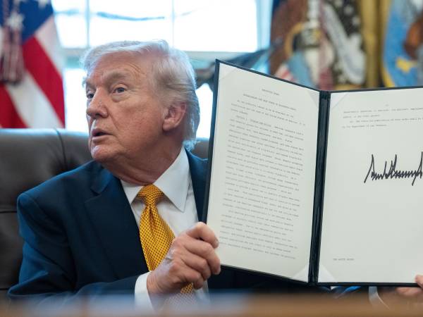 Esta es la primera vez que la firma de un presidente en funciones aparece en un billete.