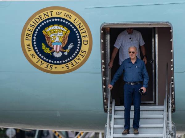 El presidente de Estados Unidos, Joe Biden, desciende de su avión a su llegada al Aeropuerto Internacional Eduardo Gomes de Manaos, para participar en la Cumbre del G20.