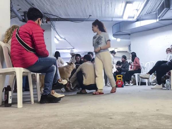 Captura de video de varias personas refugiadas en un búnker mientras suenan las alarmas antiaéreas este sábado en Jerusalén. EFE/Magda Gibelli