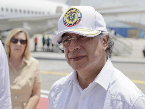 El presidente de Colombia, Gustavo Petro, da declaraciones para hacer un llamado a “establecer pactos que lleven a construir soluciones para los problemas comunes de la humanidad y de América” antes de salir este sábado del aeropuerto internacional José Martí en La Habana (Cuba). EFE/ Norlys Perez POOL