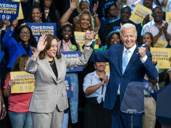 El presidente Joe Biden y la candidata presidencial Kamala Harris durante la primera jornada de la convención demócrata en Chicago.