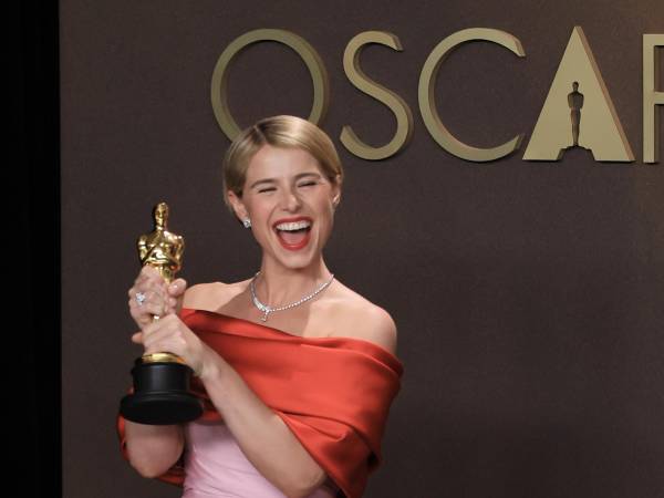 Jessie Buckley posa con la estatuilla a mejor actriz por 'Hamnet' este domingo, en la ceremonia 98º de los premios Óscar, en Los Ángeles (Estados Unidos). EFE/ Armando Arorizo