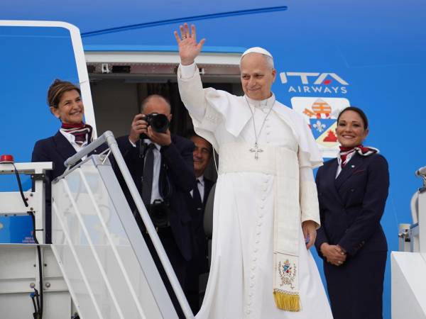 El papa embarca con destino a Argelia. EFE/EPA/TELENEWS