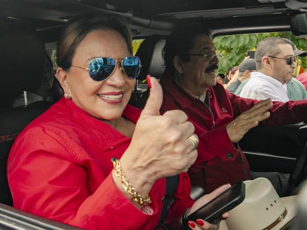 Fotografía cedida por la Casa Presidencial de Honduras que muestra la presidenta de Honduras, Xiomara Castro (i), junto a su esposo y expresidente Manuel Zelaya a su llegada a un centro de votación este domingo, en Catacamas, Olancho.