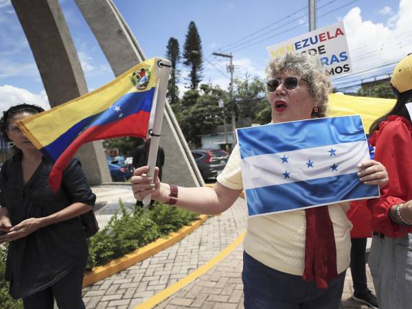Venezolanos protestan en contra del triunfo de Nicolás Maduro tras las elecciones presidenciales del domingo en las que el Consejo Nacional Electoral (CNE) lo dio como ganador.