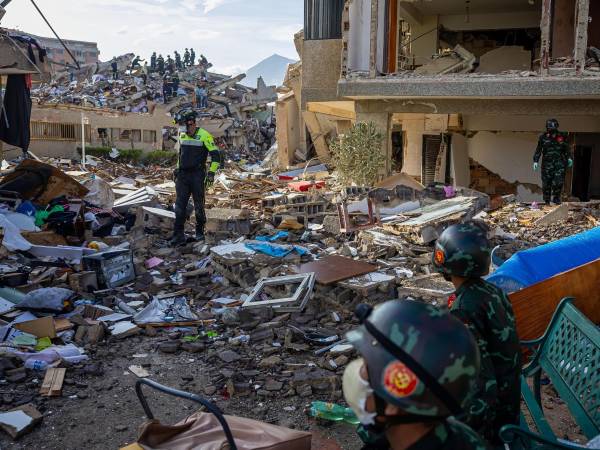 En el estado de La Guaira, el epicentro de la devastación, rescatistas de todo el mundo trabajan contrareloj para buscar supervivientes debajo de los escombros mientras las probabilidades de encontrar gente con vida se van desvaneciendo según pasan las horas. EFE/ Miguel Gutiérrez