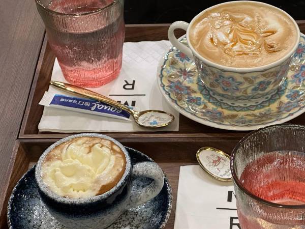 En Pyongyang, capital de Corea del Norte, hay una cafetería estilo Starbucks en un centro comercial.