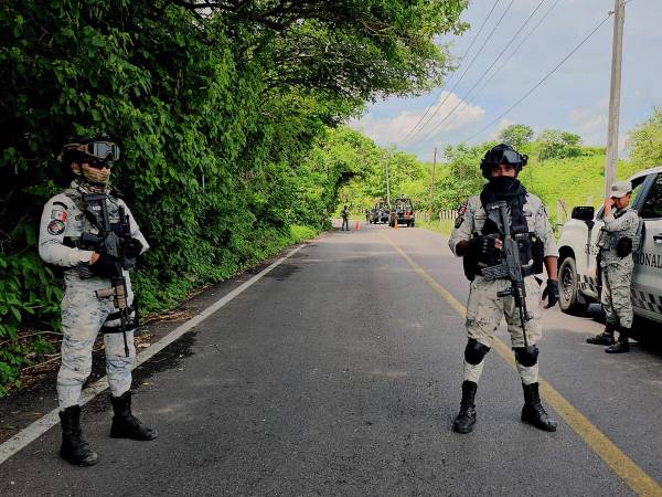 Fotografía de archivo donde aparece personal de la Guardia Nacional (GN) que resguardan la zona donde hubo un tiroteo.