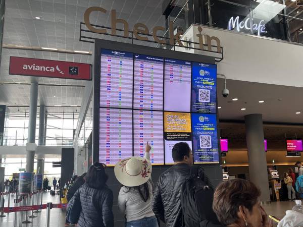 Viajeros en el Aeropuerto Internacional El Dorado, de Bogotá.