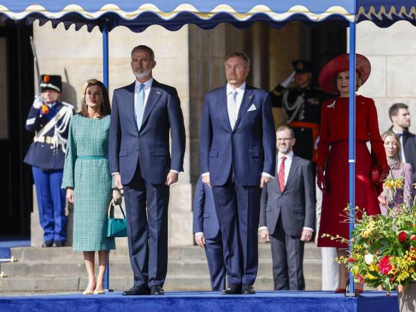 Los reyes de España, Felipe VI y Letizia, junto al rey Guillermo Alejandro y a la reina Máxima, durante la ceremonia de bienvenida de los reyes de Países Bajos a la pareja real española con motivo de su visita de Estado al país, este miércoles, Plaza Dam de Ámsterdam, Países Bajos.