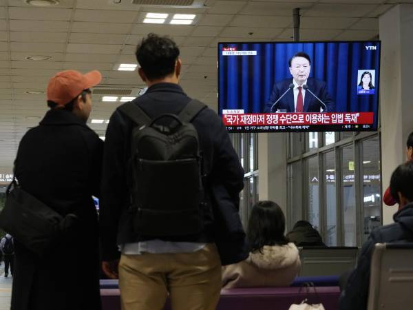 Gente en Seúl observa al Presidente Yoon Suk Yeol declarar la ley marcial el 3 de diciembre. Hubo resistencia.