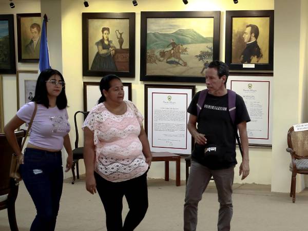 Personas recorren el Museo Casa Morazán en Tegucigalpa (Honduras). EFE/ Gustavo Amador