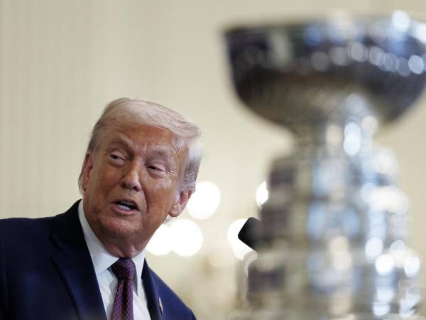 El presidente Donald Trump aseveró que María Corina Machado le obsequió la medalla que representa su Premio Nobel de la Paz.