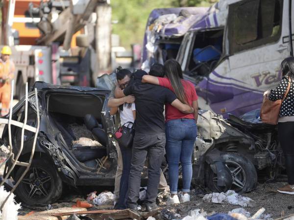 La explosión de un cilindro bomba lanzado el sábado por presuntos disidentes de las FARC en un tramo de la Vía Panamericana, en el departamento colombiano del Cauca (suroeste), dejó 19 civiles muertos, cinco más de los informados la víspera, señalaron este domingo las autoridades.