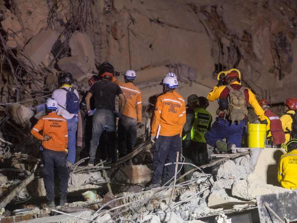 Integrantes de equipos de rescate trabajan en un edifico afectado por el terremoto en Venezuela. EFE/ Boris Vergara