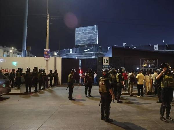 Fotografía cedida por la Agencia Peruana de Noticias Andina que muestra a integrantes de la Policía de Perú custodiando afuera del Estadio Alejandro Villanueva este viernes, en Lima (Perú).