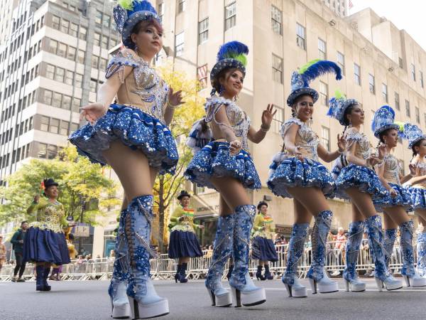 Varias mujeres desfilan con trajes típicos durante la edición 60 del Desfile de la Hispanidad, este domingo en Nueva York (Estados Unidos). EFE