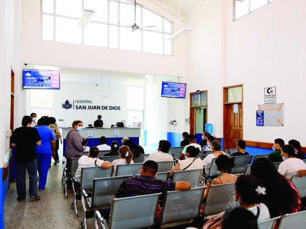 Pacientes esperan ser atendidos en el hospital de salud mental en San Pedro Sula