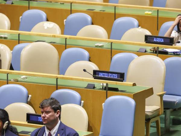 Fotografía de sillas vacías de la delegación de EE.UU. durante la intervención del presidente de Irán, Masud Pezeshkian en la Asamblea de las Naciones Unidas en Nueva York (EE.UU.). EFE/EPA/SARAH YENESEL