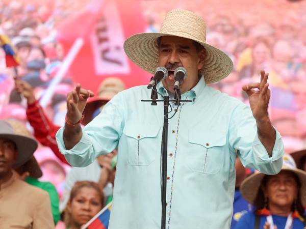 El presidente de Venezuela, Nicolás Maduro, recibió una cerámica de Qiu Xiaqi, enviado especial del mandatario Xi Jinping.