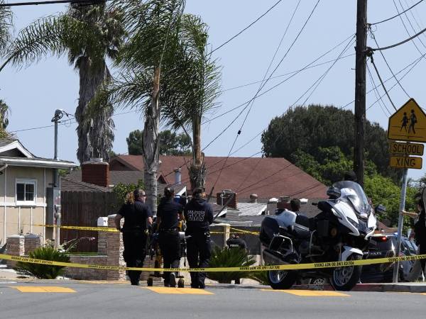 Integrantes de la Policía de San Diego realizan un operativo este lunes, en el Centro Islámico de San Diego (EE.UU).