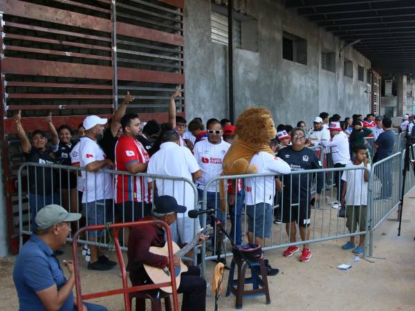 Los aficionados albos se preparan para una fiesta deportiva en el Nacional.