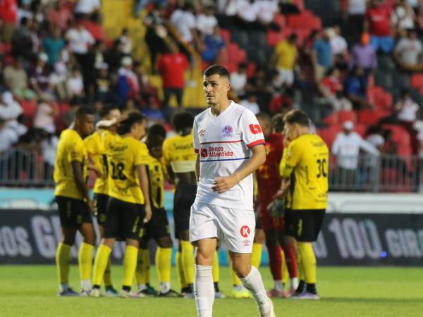 El clásico entre Olimpia y Real España se fue al descanso con igualadad.