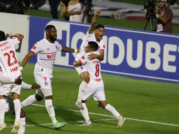 José Mario Pinto celebrando su gol con Olimpia ante el Marathón.