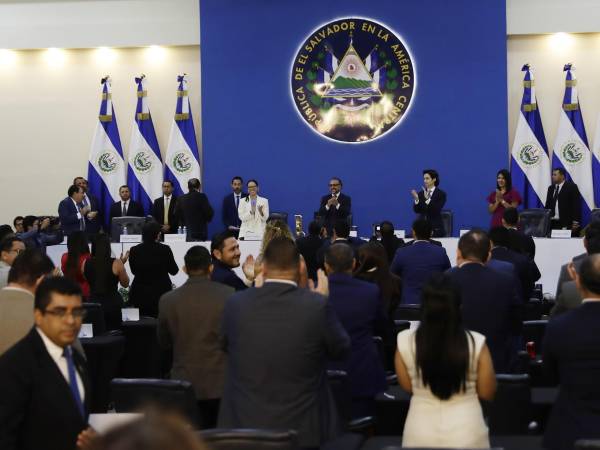 Diputados de la Asamblea Legislativa participan en la última sesión plenaria el 29 de abril de 2024.