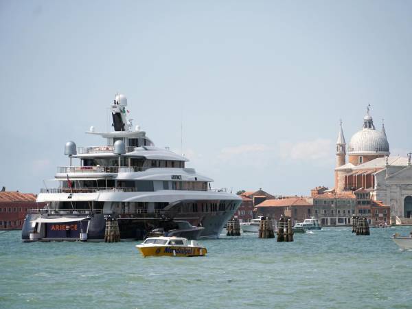 El magnate estadounidense Jeff Bezos y su prometida Lauren Sánchez llegaron este miércoles a la ciudad italiana de Venecia para su boda, que reunirá a numerosos famosos y cuya organización ha sido criticada por vecinos y asociaciones.