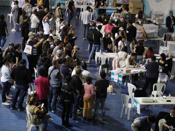 Jurados cuentan los votos luego del cierre de las urnas este domingo, en la Villa Olímpica de Tegucigalpa (Honduras). EFE/ Gustavo Amador