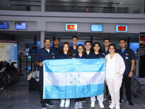 Autoridades educativas y estudiantes que realizarán sus prácticas profesionales en Alemania.