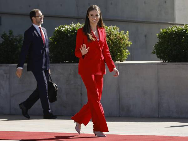 La princesa Leonor protagonizó este viernes un nuevo hito en su trayectoria como heredera al trono de España con su primer viaje oficial al extranjero en Portugal.