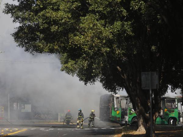 Integrantes del Cuerpo de Bomberos de Guadalajara intentan apagar un vehículo incendiado el pasado domingo, en Guadalajara (México).