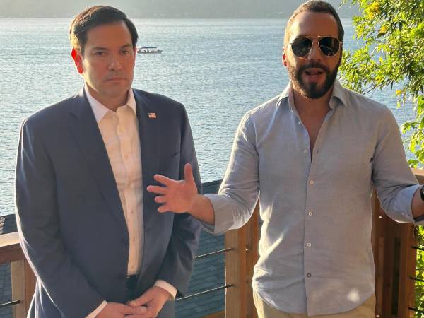 El secretario de Estado de Estados Unidos, Marco Rubio (i), posa junto al presidente de El Salvador, Nayib Bukele, en El Congo (El Salvador).
