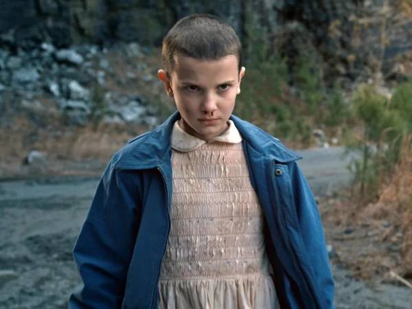 Millie Bobby Brown rompió a llorar mientras leía una carta de despedida al elenco y al equipo de “ Stranger Things ” después de su último día de rodaje en la exitosa serie de Netflix. El servicio de streaming anunció el 20 de diciembre que la producción de la quinta y última temporada de “Stranger Things” había terminado. Brown celebró la ocasión publicando una galería de fotos en las redes sociales de sus 9 años haciendo el programa. Tenía solo 11 años cuando comenzó la producción en noviembre de 2015.