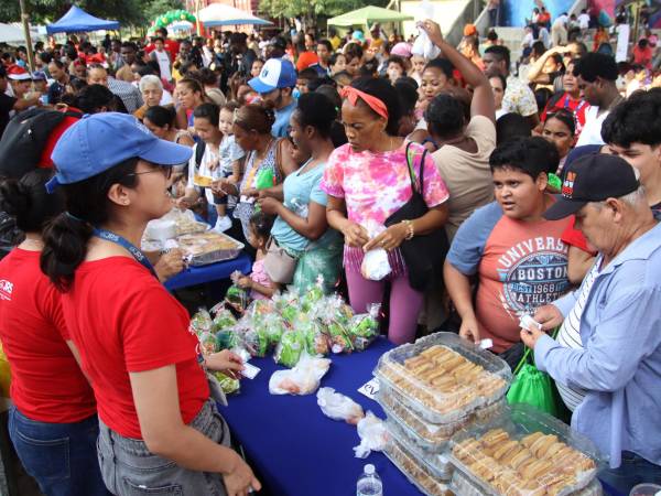 Una familia de migrantes camina hacia el albergue 'Pan de Vida' este miércoles, en Ciudad Juárez, Chihuahua (México).