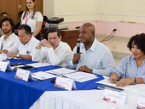 Fotografía cedida este viernes por la Cancillería de Colombia que muestra al canciller Luis Gilberto Murillo y al ministro de Interior, Juan Fernando Cristo (c), durante una reunión este viernes en Cúcuta (Colombia).