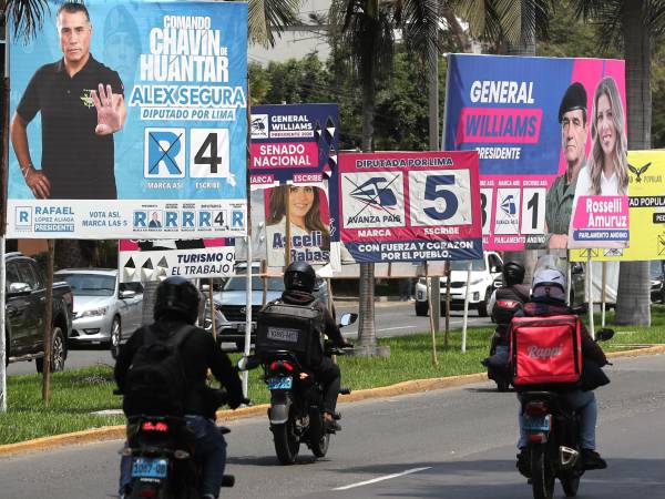 Fotografía que muestra carteles de candidatos electorales este lunes, en Lima (Perú). EFE/ Paolo Aguilar