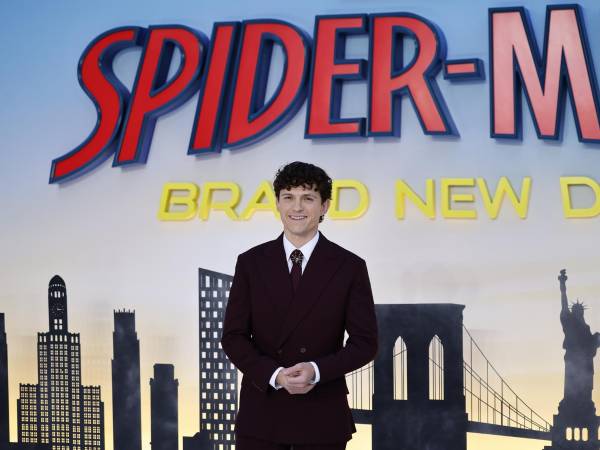 El actor británico Tom Holland vuelve a meterse en la piel del super héroe arácnido.