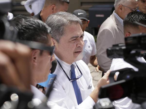 El expresidente de Honduras Juan Orlando Hernández habla con periodistas este lunes, en Tegucigalpa (Honduras). EFE/ Gustavo Amador