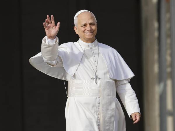 El Papa León XIV saluda a los fieles antes de una Misa con motivo del Jubileo de los Pobres.