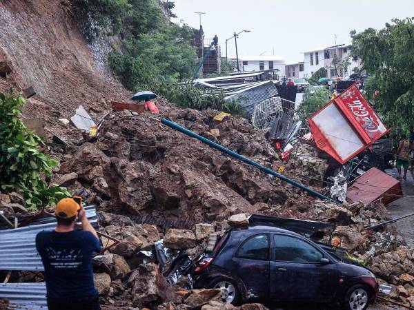 Fotografía de de un deslave provocado por el paso del huracán 'John' en la parte alta del puerto de Acapulco, en Guerrro, México.