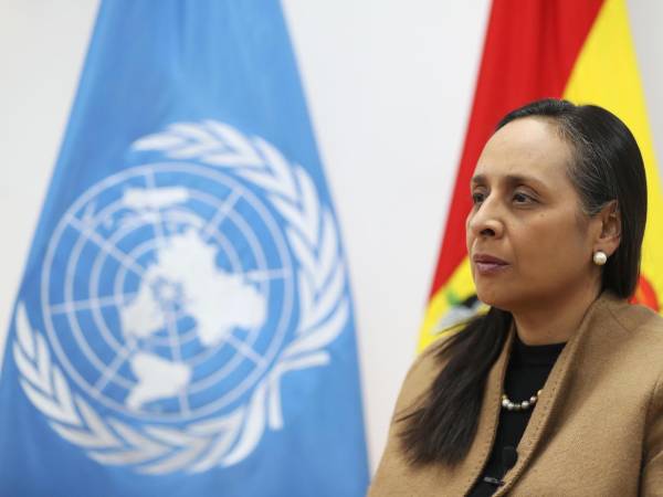 La representante en Bolivia de la Oficina de las Naciones Unidas contra la Droga y el Delito (Unodc), Mónica Mendoza, habla durante una entrevista con EFE este jueves, en La Paz (Bolivia). EFE/Luis Gandarillas