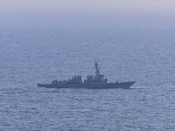 Fotografía cedida por el Comando Central de Estados Unidos (Centcom) del destructor de misiles guiados USS Spruance (DDG 111) estadounidense durante el bloqueo a barcos iraníes este miércoles, en el estrecho de Ormuz.