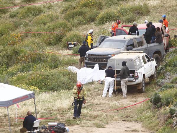 Peritos forenses trabajan en la zona donde se localizaron los cuerpos de dos surfistas australianos y un estadounidense en Ensenada.